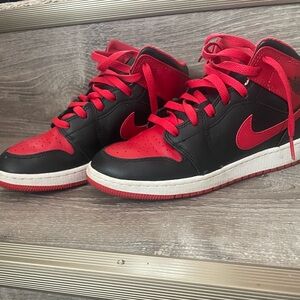 Nike air jordan one mid rise black/red